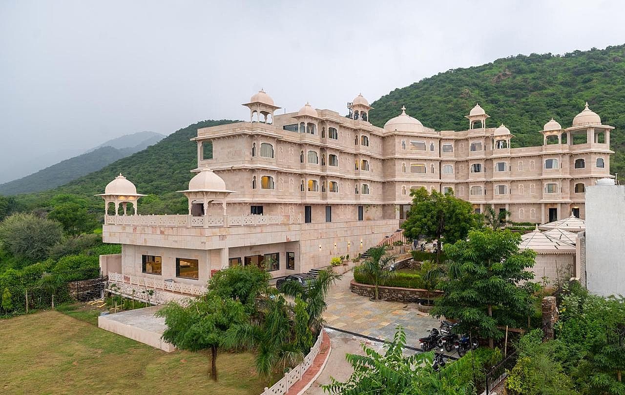 Traavista Aravali Mahal - Luxury Lake View Heritage Resort 